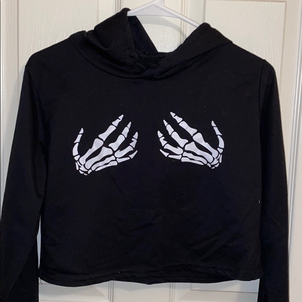 Skeleton hand cropped hood shirt